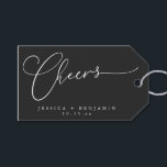 Etiqueta Para Presente Cheers Minimal Black Script Elegant Wedding Favor<br><div class="desc">This black and white wedding favor tag features elegant handwritten script with a simple “Cheers” message for guests. The minimalist design paired with modern typography creates a timeless look that works beautifully for weddings, rehearsal dinners, engagement parties, and cocktail celebrations. Personalize the tag with the couple’s names and wedding date...</div>