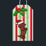 Etiqueta Para Presente Dachshund Christmas Santa Hat<br><div class="desc">Um desenho animado e fofo Dachshund criado por Naomi Ochiai do Japão. Bom para amantes de cães que amam cães Dachshund! Um adorável cachorrinho Dachshund fica animado com Papais noeis Ha! Que filhote malicioso! Você pode personalizar texto e muito mais! Fundo de listras de cor vermelha e natalina.</div>