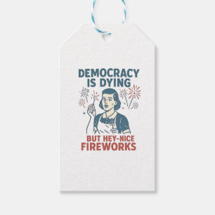 Etiqueta Para Presente Democracia Está Morrendo, Mas Ei, Belo Fogos De Ar