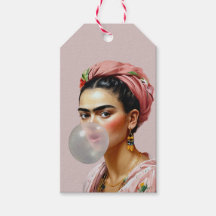Diva com cachecol floral soprando chiclete
