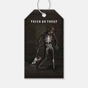 Etiqueta Para Presente Doce ou travessura. Homem vestido de esqueleto