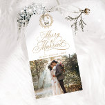 Etiqueta Para Presente Dourada Feliz e Foto de recém-Weds casados<br><div class="desc">Esta etiqueta de presente de Natal apresenta uma elegante e romântica letra caligráfica suave com uma fotografia,  e um simples padrão de coroa de Natal no verso. Para uma personalização mais avançada deste design,  clique no BOTÃO FERRAMENTA DESIGN AZUL acima!</div>