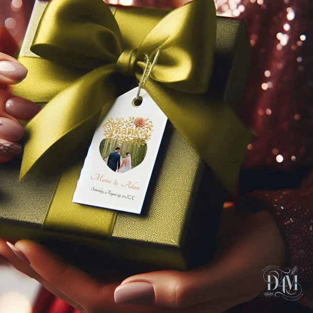 Etiqueta Para Presente Elegant Blush Dahlias Golden Script Wedding Photo (Criador carregado)