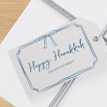 Etiqueta Para Presente Elegante Arco Azul Personalizado Hanukkah Feliz<br><div class="desc">Apresentando uma delicada fronteira azul ondulada e um detalhe de arco doce,  essas etiquetas trazem um toque de calor e sofisticação aos presentes de Chanucá. Personalize-o com seu nome familiar para torná-lo realmente especial. Ideal para famílias que procuram um toque moderno,  mas tradicional,  para os seus partidos de Chanucá.</div>