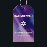 Etiqueta Para Presente Estrela Azul Roxa Moderna Bar Mitzvah Hebraico Dav<br><div class="desc">Lindas etiquetas de lembrança religiosas judaicas para Bar Mitzvah. Design moderno e elegante em aquarela em cores azul-marinho e roxo. Estrela de Davi branca no meio. Letras em estilo moderno. 'É chamado à TORÁ como Bar Mitzvah'. Perfeito para filho de 13 anos, menino. Fácil de editar - basta adicionar suas...</div>