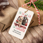 ETIQUETA PARA PRESENTE FA LA LABRADOR DOG CHRISTMAS FURRY<br><div class="desc">Saia nessa festa de festas com etiquetas PET VINTAGE com uma imagem retrô de um Labrador marrom e de um Retriever de Ouro em Santa Hat em um caminhão vermelho vintage com a citação de "FA LA LA LA LA LABRADOR". Adicione um toque pessoal com uma mensagem personalizada no verso...</div>