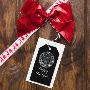 Etiqueta Para Presente Feliz ano novo em mandala floral preto e branco