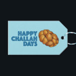 Etiqueta Para Presente Feliz Dia de Challah Hanukkah Chanukah Holiday<br><div class="desc">A etiqueta de presente apresenta uma ilustração original de um pão de challah, com HAPPY CHALLAH DAYS em uma fonte divertida. Excelente para doação de presente de Hanukkah! Esta ilustração também está disponível em outros produtos. Não vê o que está procurando? Precisa de ajuda para a personalização? Entre em contato...</div>
