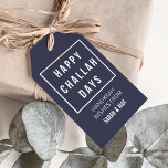 Etiqueta Para Presente Feliz Dia de Challah | Hanukkah minimalista modern<br><div class="desc">Adicione um toque moderno,  mas atrevido,  aos seus presentes,  este Chanucá com estas etiquetas de presentes brancas e azuis. Design apresenta "Happy Challah Days" em uma fonte branca moderna e limpa,  com texto personalizável por baixo.</div>
