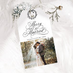 Etiqueta Para Presente Feliz e casado com recém-Weds Primeira Foto de Nat<br><div class="desc">Esta etiqueta de presente de Natal apresenta uma elegante e romântica letra caligráfica suave com uma fotografia,  e um simples padrão de coroa de Natal no verso. Para uma personalização mais avançada deste design,  clique no BOTÃO FERRAMENTA DESIGN AZUL acima!</div>