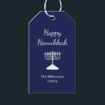 Etiqueta Para Presente Feliz Hanukkah Menorah Simple Blue<br><div class="desc">Feliz Holiday Azul Hanukkah,  com uma simples menorah branca e design de tipografia. Com a inscrição personalizável branca,  você pode adicionar suas próprias informações. Uma maneira festiva de enviar presentes especiais nesta temporada de férias.</div>