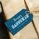 Etiqueta Para Presente Feliz Hanukkah Moderno Teal de Tipografia Quimológ<br><div class="desc">"Feliz Hanukkah." Uma tipografia divertida, feita à mão, juntamente com uma estrela aleatória do padrão David em azul claro e poeirento todas as linhas desenhadas de meia-noite azul marinho e um fundo azul escuro e verde ajudam você a lançar no festival das luzes. Linhas azuis claras desenhadas à mão e...</div>