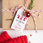 Etiqueta Para Presente Feliz Natal Feriado dos Gnomos Nórdicos<br><div class="desc">Etiqueta de presente mínima com três gnomos nórdicos bonitos com chapéus e tunicados de cinzas nórdicas sazonais vermelhos e brancos. "Feliz Natal" está escrito em um roteiro vermelho de tendências. Adicione o seu nome à tipografia vermelha moderna.</div>