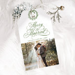 Etiqueta Para Presente Feliz Verde Florestal e Foto de Novas Semanas Casa<br><div class="desc">Esta etiqueta de presente de Natal apresenta uma elegante e romântica letra caligráfica suave com uma fotografia,  e um simples padrão de coroa de Natal no verso. Para uma personalização mais avançada deste design,  clique no BOTÃO FERRAMENTA DESIGN AZUL acima!</div>