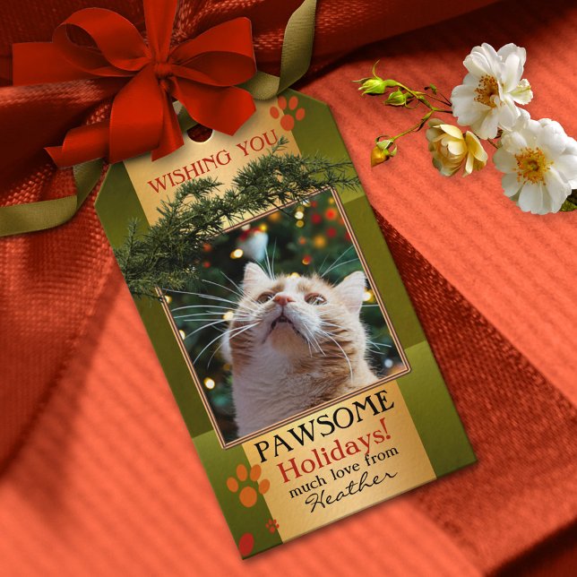 Etiqueta Para Presente Feriados Felizes de Fotos de Cat Personalizadas (Christmas gift tag showing your photo framed by a classic gold and green design with cute cat paws)