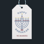 Etiqueta Para Presente Festa Feliz de Hanukkah Menorah<br><div class="desc">Estas bonito etiquetas de presentes têm uma menorah e as palavras "Feliz Hanukkah" com um padrão Star de David nas costas. Use a modelo para personalizar. Consulte os convites de festas correspondentes aqui: https://www.zazzle.com/hanukkah_party_funny_whole_latke_fun_invitation-256781977102628379</div>