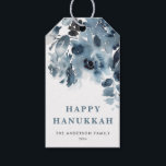 Etiqueta Para Presente Flores Azuis de Aquarela Feliz Hanukkah<br><div class="desc">Feliz Hanukkah! Adicione um belo sotaque floral aos seus presentes com estas etiquetas florais de presentes. Ele apresenta um padrão de aquarela de flores azuis. Os textos são perfeitamente editáveis para todos os efeitos. Itens correspondentes estão disponíveis.</div>