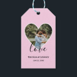 Etiqueta Para Presente Foto de Casamento Foto de Coração Rosa Quadro Mode<br><div class="desc">O design tem uma estrutura cardíaca rosa-bebê no centro e textos de caligrafia moderna brancos que podem ser personalizados de acordo com sua preferência. Substitua a foto no centro por sua própria foto de casamento. Vai fazer um adorável costume de presentes de casamento para seus hóspedes ou para seu próprio...</div>