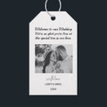Etiqueta Para Presente Foto personalizada, preto e branco, bem-vindo<br><div class="desc">Foto personalizada Sinais de boas-vindas a preto e branco Estas cores centradas no florista e etiquetas de presentes de casamento são perfeitas para o seu casamento clássico e moderno. Este design apresenta caligrafia romântica delicada e elegante, semelhante a manuscrito, com tipografia de chique. Este olhar se parece bem com qualquer...</div>
