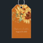 Etiqueta Para Presente Girassóis Românticos em Aquarela sobre Laranja Int<br><div class="desc">Estas etiquetas para presente de casamento romântico apresentam um design floral vintage. O fundo é um laranja intenso,  acentuado com girassóis dourados em aquarela. Um delicado buquê selvagem é mostrado na parte superior,  com os nomes do casal e a data do casamento impressos abaixo.</div>