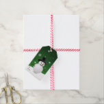 Etiqueta Para Presente Green Snowman Winter Scenery Christmas Gift Tag<br><div class="desc">Crie um toque único a todos os seus presentes de Natal com uma etiqueta verde de Natal do Snowman Winter Scenery. Design de etiqueta de presente apresenta um boneco de neve feliz em uma cena de ventania de neve contra um fundo verde adornado com flocos de neve de cor correspondente....</div>