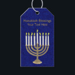 Etiqueta Para Presente Hanukkah Dourado Menorah Elegante Personalizado<br><div class="desc">Adicione etiquetas de presentes personalizadas de Hanukkah aos seus materiais de plástico de presentes este ano. Verdadeiramente único e de um tipo, este design de Menorah branco e ouro é meu trabalho de arte original apresentado na frente da etiqueta. O texto personalizado no topo pode incluir seu nome ou saudação...</div>