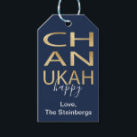 Etiqueta Para Presente Hanukkah Gift Tags Chanukah Happy<br><div class="desc">Hanukkah Gift Tag "Chanukah Happy/Dourado" Personalize apagando o texto, "Happy, Love, The Steinbergs" e acrescentando o seu próprio texto. Além disso, mude o texto na parte de trás da etiqueta de presente. Escolha seu estilo de fonte, cor e tamanho favoritos para o texto. A cor de fundo pode ser alterada....</div>