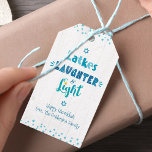 Etiqueta Para Presente Hanukkah trava risada tipografia luminosa russa<br><div class="desc">"Latkes, riso e luz." A tipografia divertida e caprichosa, feita à mão, em azul empoeirado, turquesa e chalé sobre um fundo branco de madeira rústica, ajuda-o a lançar no festival das luzes. Linhas brancas desenhadas à mão e estrelas azuis claras de padrão David sobrepõem um fundo lacrimogêneo atrás. Certifique-se de...</div>
