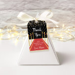 Etiqueta Para Presente Hollywood Red Carpet Personalizado Obrigado Por<br><div class="desc">Etiquetas de favorecimento para o seu tema de Hollywood, doce dezesseis, morcegos mitzvah ou quinceanera apresentam um tapete vermelho e um fundo de corda de veludo VIP com três campos de texto personalizados. Mostrado com "Obrigado por celebrar comigo, amor, [nome]". Projetado para corresponder à nossa coleção de convites para eventos...</div>