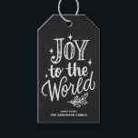Etiqueta Para Presente Joy Rustic Chalkboard To The World Christmas Carol<br><div class="desc">Alegria ao mundo,  o Senhor vem. Etiqueta personalizável de presentes de Natal com carol de Natal com letra manual,  com um fundo de quadro negro. Personalize adicionando nomes e mensagens. Esta hashtag de presente de Natal rustica para caligrafia moderna está disponível em vários bastidores.</div>