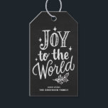Etiqueta Para Presente Joy Rustic Chalkboard To The World Christmas Carol<br><div class="desc">Alegria ao mundo,  o Senhor vem. Etiqueta personalizável de presentes de Natal com carol de Natal com letra manual,  com um fundo de quadro negro. Personalize adicionando nomes e mensagens. Esta hashtag de presente de Natal rustica para caligrafia moderna está disponível em vários bastidores.</div>
