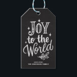Etiqueta Para Presente Joy Rustic Chalkboard To The World Christmas Carol<br><div class="desc">Alegria ao mundo,  o Senhor vem. Etiqueta personalizável de presentes de Natal com carol de Natal com letra manual,  com um fundo de quadro negro. Personalize adicionando nomes e mensagens. Esta hashtag de presente de Natal rustica para caligrafia moderna está disponível em vários bastidores.</div>