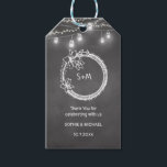 Etiqueta Para Presente Mala Preta Branca Mason Jar Chalkboard<br><div class="desc">Etiquetas para presentes de casamento branco preto com fundo de quadro de proteção rústico,  luzes de cordas,  jarro de pedras,  coroa floral e iniciais de casal. Mais produtos com este design na coleção abaixo.</div>
