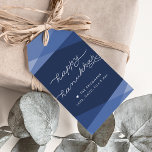 Etiqueta Para Presente Marinho Geo Script Hanukkah<br><div class="desc">Vestir seus presentes de Chanucá com esses elegantes e modernos rastreadores em azul rico e marinho. A sobreposição de formas geométricas em tons de azul gradiente fornece o cenário perfeito para "Feliz Chanucá" na tipografia moderna e escrita manual e duas linhas do seu texto personalizado.</div>