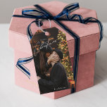 Etiqueta Para Presente Modern Trendy Christmas | Foto do Casal Romântico<br><div class="desc">Compartilhe a magia da estação com entes queridos usando este cartão de Natal moderno e moderno com uma fotografia de casal romântica. Perfeito para cartões de natal,  esta design na moda combina alegria festiva com charme sentimental. ❤️</div>