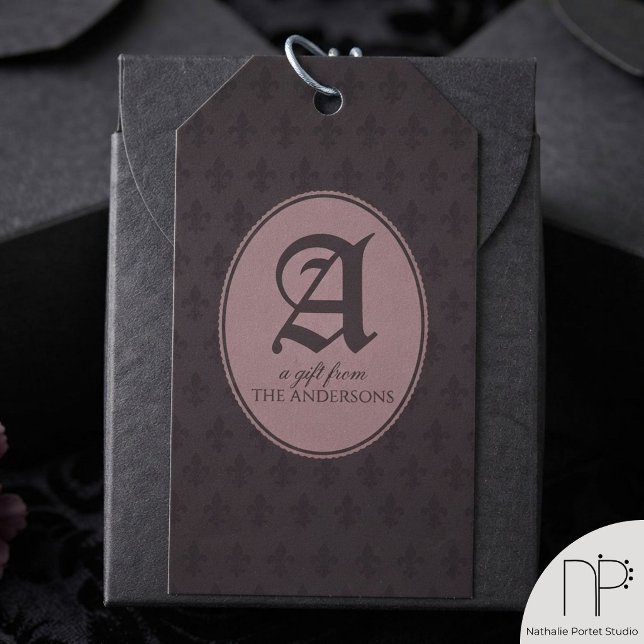 Etiqueta Para Presente Monograma Fleur de Lis Gótico (Dark purple and dusty pink monogram fleur-de-lis gothic gift tags for sophisticated packaging.)