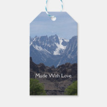 Montanhas com capa de neve de pinheiro solitário