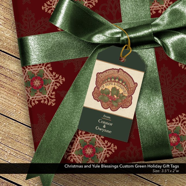 Etiqueta Para Presente Natal e Yule abençoam Feriado Verde Personalizado (Personalized Christmas and Yule Blessings Holiday Gift Tags in Deep Hunter Green: Front Side)