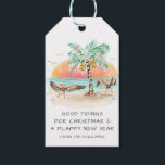 Etiqueta Para Presente Natal Tropical de Praia Pelican and Palm Tree<br><div class="desc">As etiquetas de presentes de Natal costeiro apresentam dois pássaros pelicanos batendo suas asas de alegria ao ver uma palmeira árvore de Natal e presentes na praia. Saudações diz: "Boas Testemunhas para o Natal e um Ano Novo Feliz". A saudação e o nome podem ser personalizados. Feliz Férias! Arte da...</div>