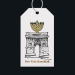 Etiqueta Para Presente Nova Iorque Hanukkah Chanukah NYC Menorah<br><div class="desc">Etiquetas de presentes apresentam uma ilustração original de um marco Nova Iorque, o arco quadrado de Washington, "vestido" para Chanucá com uma menorah no topo! Esta ilustração NYC também está disponível em outros produtos. Não vê o que está procurando? Precisa de ajuda para a personalização? Entre em contato com Rebecca...</div>