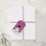 Etiqueta Para Presente Pink Snowman Winter Scenery Christmas Gift Tag<br><div class="desc">Crie um toque único a todos os seus presentes de Natal com uma Etiqueta Pink Snowman Winter Scenery Christmas Gift. Design de etiqueta de presente apresenta um boneco de neve feliz em uma cena de ventania de neve contra um fundo rosa adornado com flocos de neve de cor correspondente. Itens...</div>