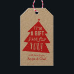 Etiqueta Para Presente Presente de Árvore de Natal Vermelho<br><div class="desc">Uma pequena árvore vermelha de Natal com uma estrela no topo envia uma mensagem feliz de alegria nesta etiqueta personalizada de presentes de Natal. Digite seu nome para marcas pré-impressas ou CLEAR para marcas de vazio a serem preenchidas posteriormente.</div>
