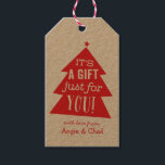 Etiqueta Para Presente Presente de Árvore de Natal Vermelho<br><div class="desc">Uma pequena árvore vermelha de Natal com uma estrela no topo envia uma mensagem feliz de alegria nesta etiqueta personalizada de presentes de Natal. Digite seu nome para marcas pré-impressas ou CLEAR para marcas de vazio a serem preenchidas posteriormente.</div>