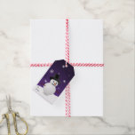 Etiqueta Para Presente Púrpura Snowman Winter Scenery Christmas Gift Tag<br><div class="desc">Crie um toque único a todos os seus presentes de Natal com uma Etiqueta de Natal Purple Snowman Winter Scenery. Design de etiqueta de presente apresenta um boneco de neve feliz em uma cena de ventania de neve contra um fundo roxo adornado com flocos de neve de cor correspondente. Itens...</div>