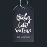 Etiqueta Para Presente Querida, está frio lá fora | Quadro | Azul poeiren<br><div class="desc">Esta legal e festiva etiqueta de presentes de Natal apresenta "bebê está frio lá fora" em tipografia branca,  escrita à mão,  num fundo preto de Chalkboard. Inverter a um padrão de flocos de neve brancos sobre um fundo azul empoeirado. Qualquer cor disponível</div>