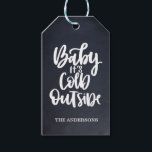 Etiqueta Para Presente Querida, está frio lá fora | Quadro | Vermelho<br><div class="desc">Esta legal e festiva etiqueta de presentes de Natal apresenta "bebê está frio lá fora" em tipografia branca,  escrita à mão,  num fundo preto de Chalkboard. Inverter a um padrão de flocos de neve brancos em um clássico fundo vermelho de natal. Qualquer cor disponível</div>