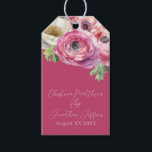 Etiqueta Para Presente Ranunculus Rosa Romântica com Aquarela<br><div class="desc">Estas etiquetas românticas de presentes florais apresentam um elegante fundo cor-de-rosa pincelado com flores brancas de aquarela e ranóculus rosa. Um delicado buquê de ranúnculo e verde é ilustrado no topo. Os nomes das amostras de um novo casal e a data do casamento são impressos na parte superior. Você pode...</div>