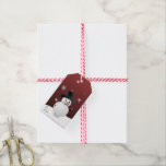 Etiqueta Para Presente Red Snowman Winter Scenery Christmas Gift Tag<br><div class="desc">Crie um toque único a todos os seus presentes de Natal com uma Etiqueta de Natal Red Snowman Winter Scenery. Design de etiqueta de presente apresenta um boneco de neve feliz em uma cena de ventania de neve contra um fundo vermelho adornado com flocos de neve de cor correspondente. Itens...</div>
