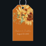 Etiqueta Para Presente Romântica Cores d'água Girassóis em Laranja Queima<br><div class="desc">Estas etiquetas românticas de presentes de casamento apresentam um design floral vintage. O fundo é uma laranja queimada,  acentuada com flores solares de ouro d'água. No topo,  figura um delicado buquê selvagem,  com os nomes do casal e a data do casamento impressos abaixo.</div>