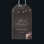Etiqueta Para Presente Rosas de Luzes de Cordas Russas Obrigado<br><div class="desc">Luzes de cordas russas com jarro de pedras e rosas em fundo escuro. Para alterar os detalhes, clique em "Detalhes". Para mover o texto ou alterar o tamanho, a fonte ou a cor, clique em "Editar usando a Ferramenta de Design". Visualize o link de coleção nesta página para ver todos...</div>